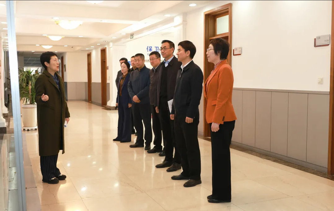 校领导参观 “师者如光 —— 弘扬教育家精神” 主题展