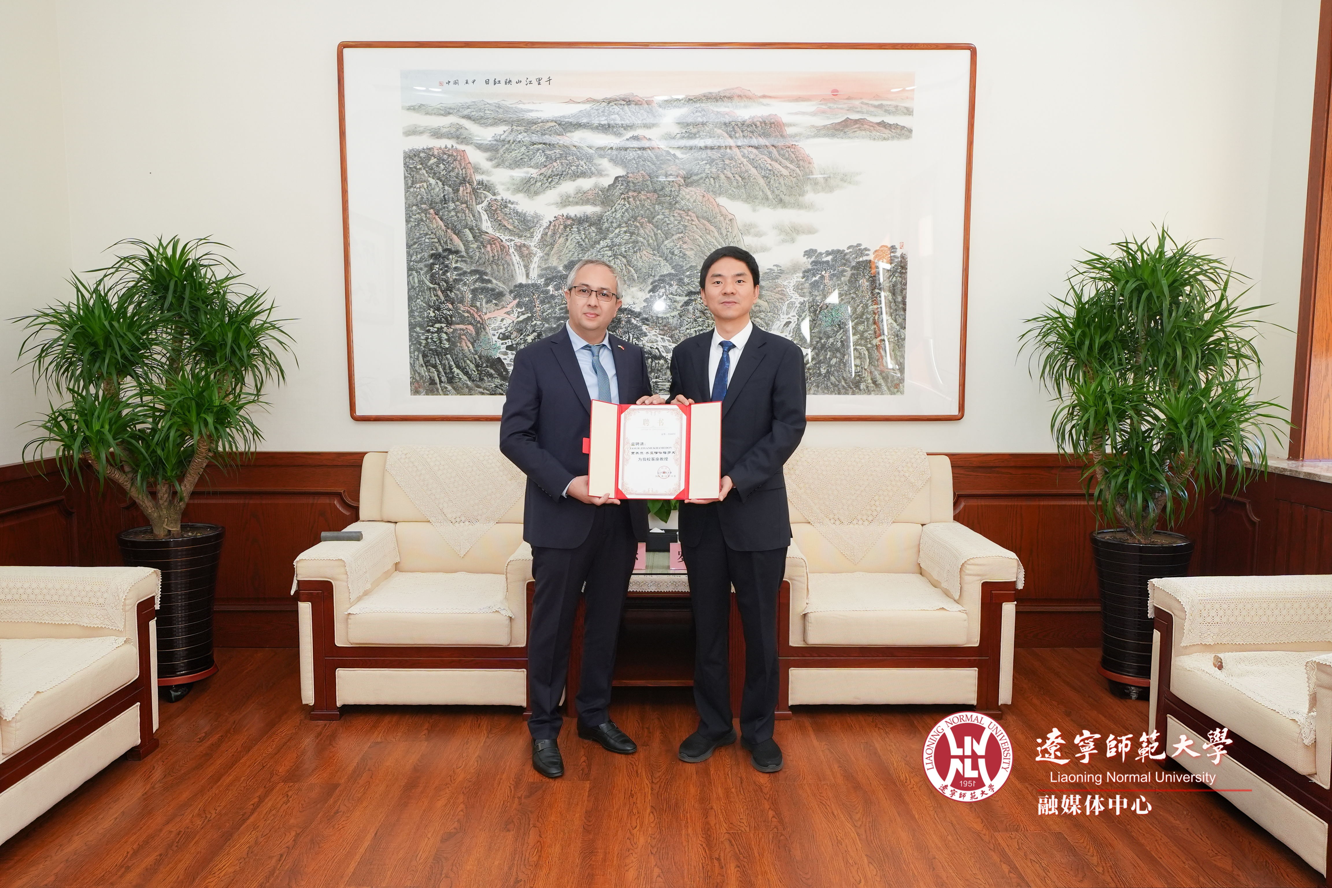 塔什干国立东方大学JASUR ZIYAMUKHAMEDOV受聘我校客座教授