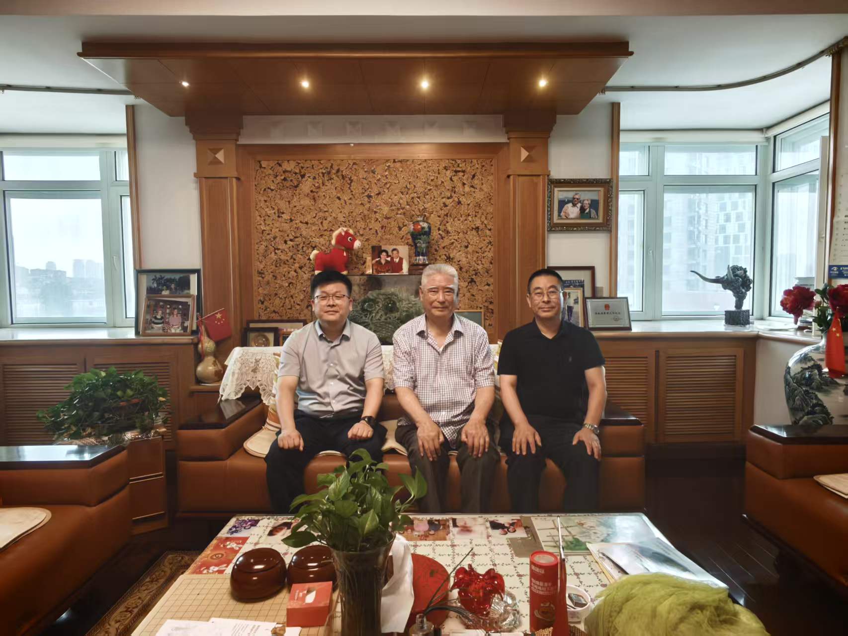校领导走访慰问党外人士和归侨侨眷代表