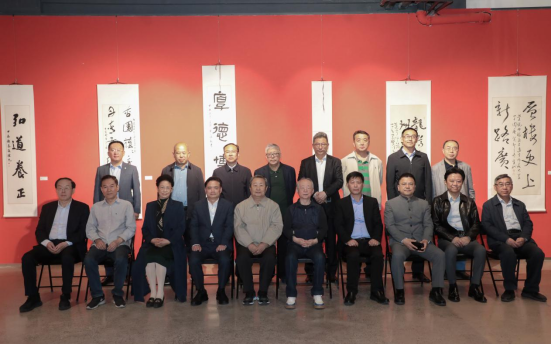 我校举行“丹青笔墨绘卌载芳华”主题书画作品鉴赏会