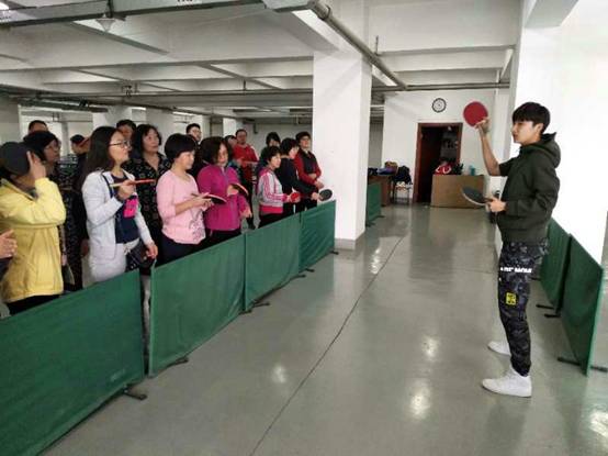 我校教职工乒乓球培训班正式开课