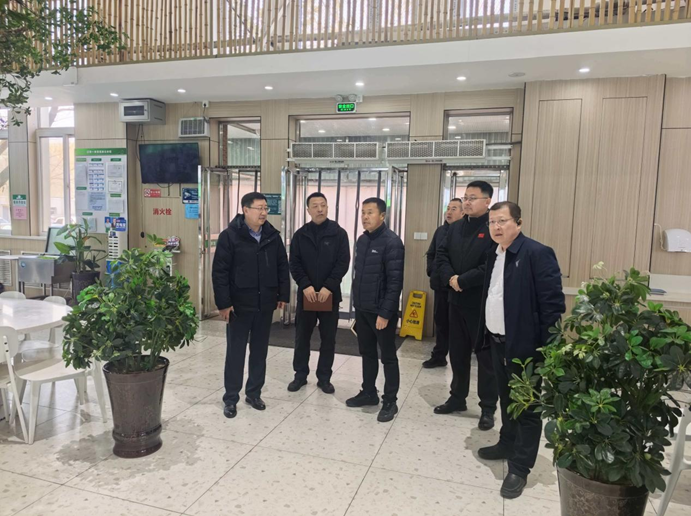 校领导带队开展春季学期开学前校园安全检查