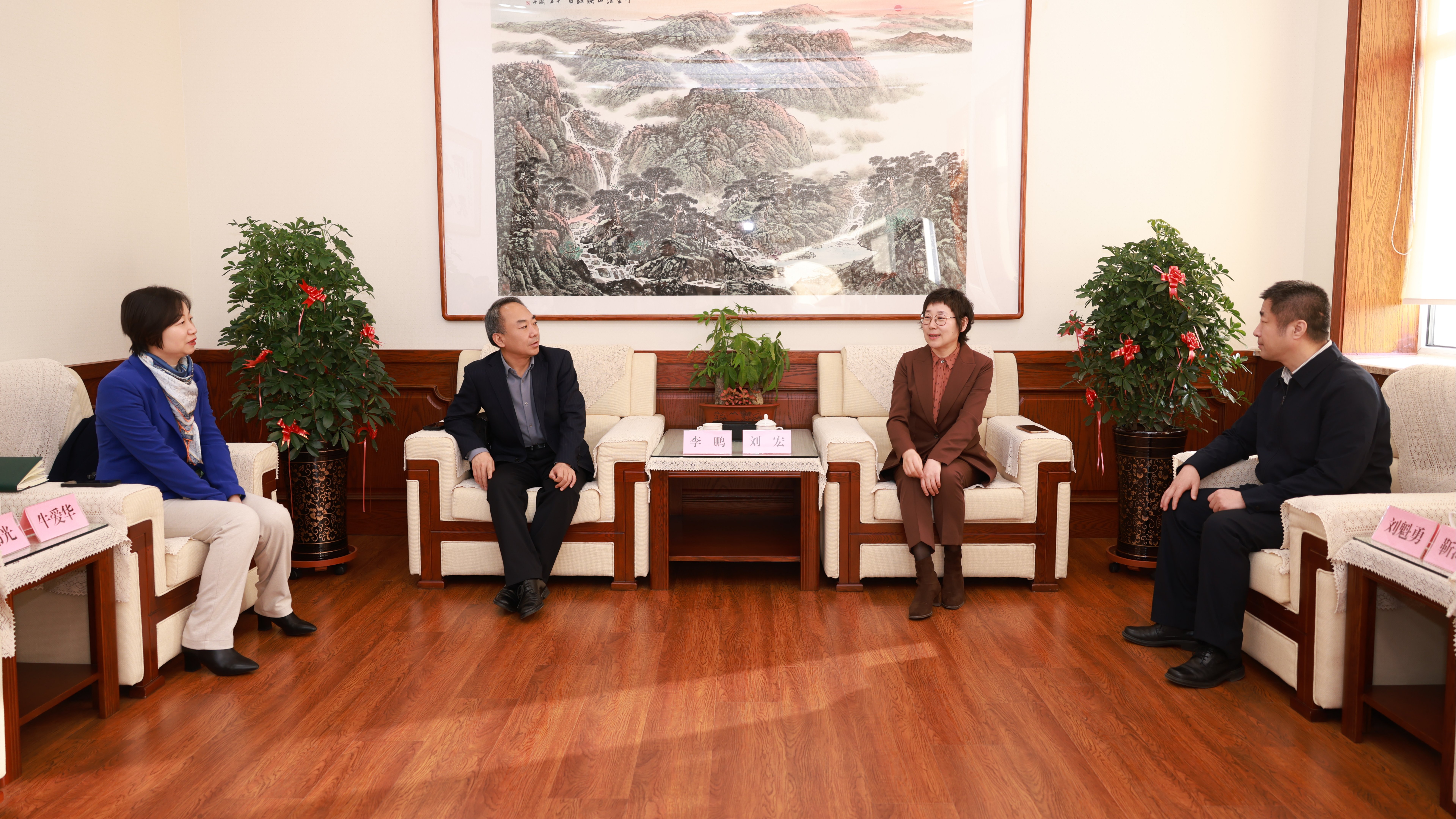 校党委书记刘宏会见中国农业银行大连分行党委书记、行长李鹏一行