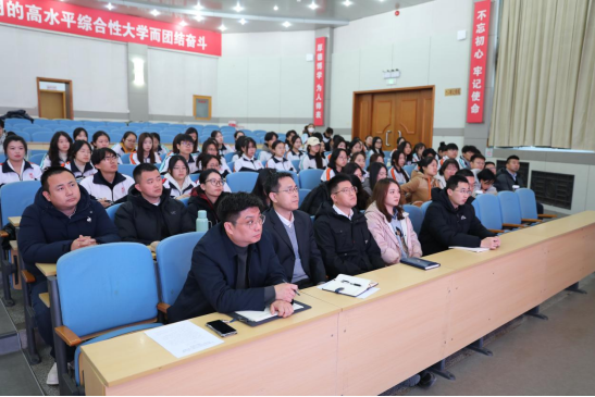 我校“青马工程”培训班举行党的二十届四中全会精神学习报告会