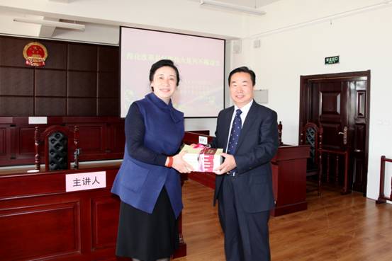 法学院校友都本有向我校赠书