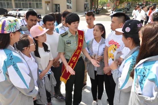 我校举行大学生征兵集中宣传活动