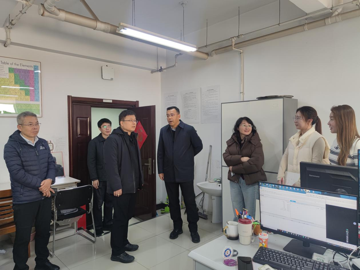 校党委副书记徐昭峰带队走访慰问寒假留校研究生