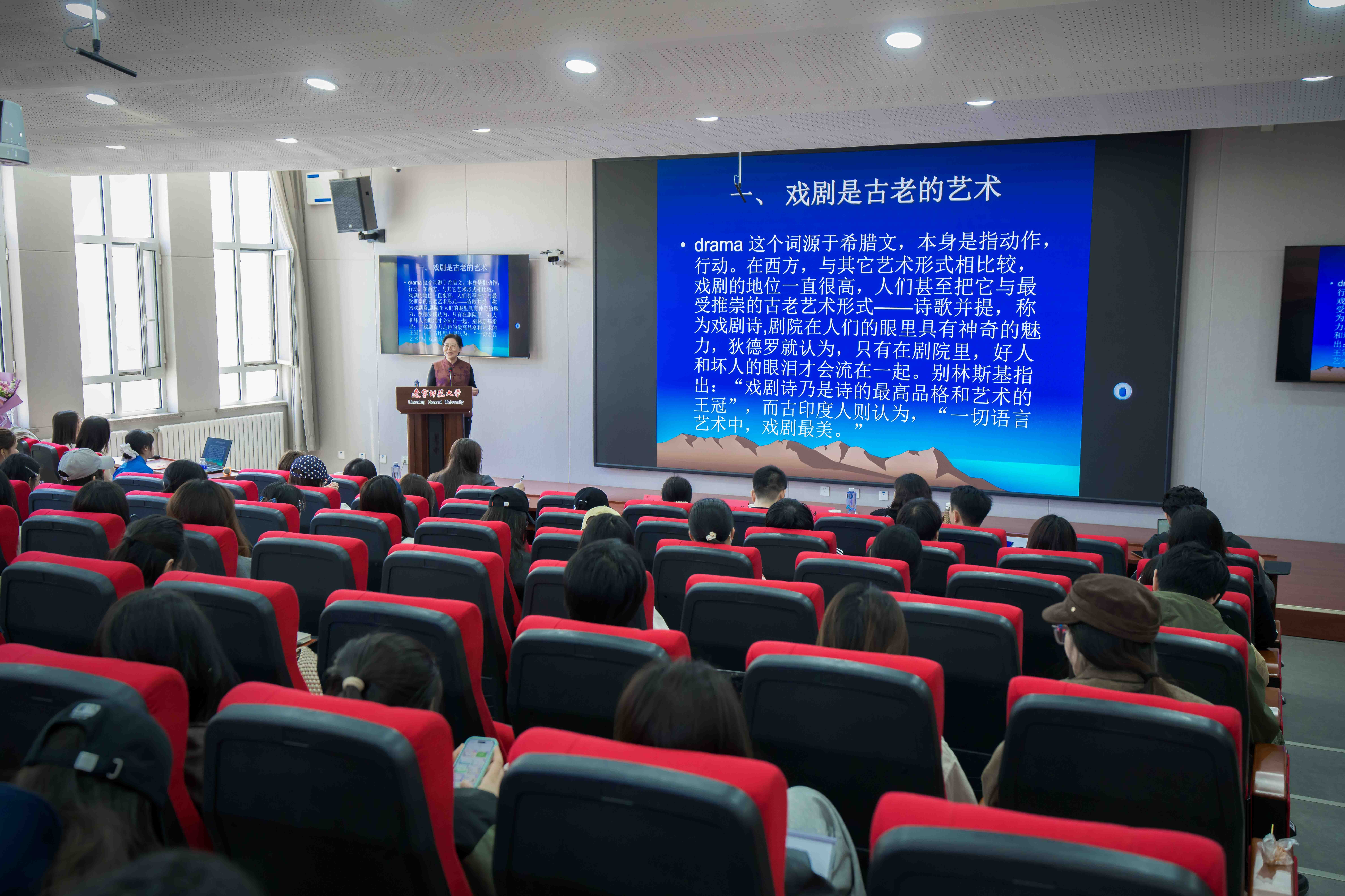 “湖畔讲堂·戏聚光影”系列学术活动暨客座教授受聘仪式在我校成功举办