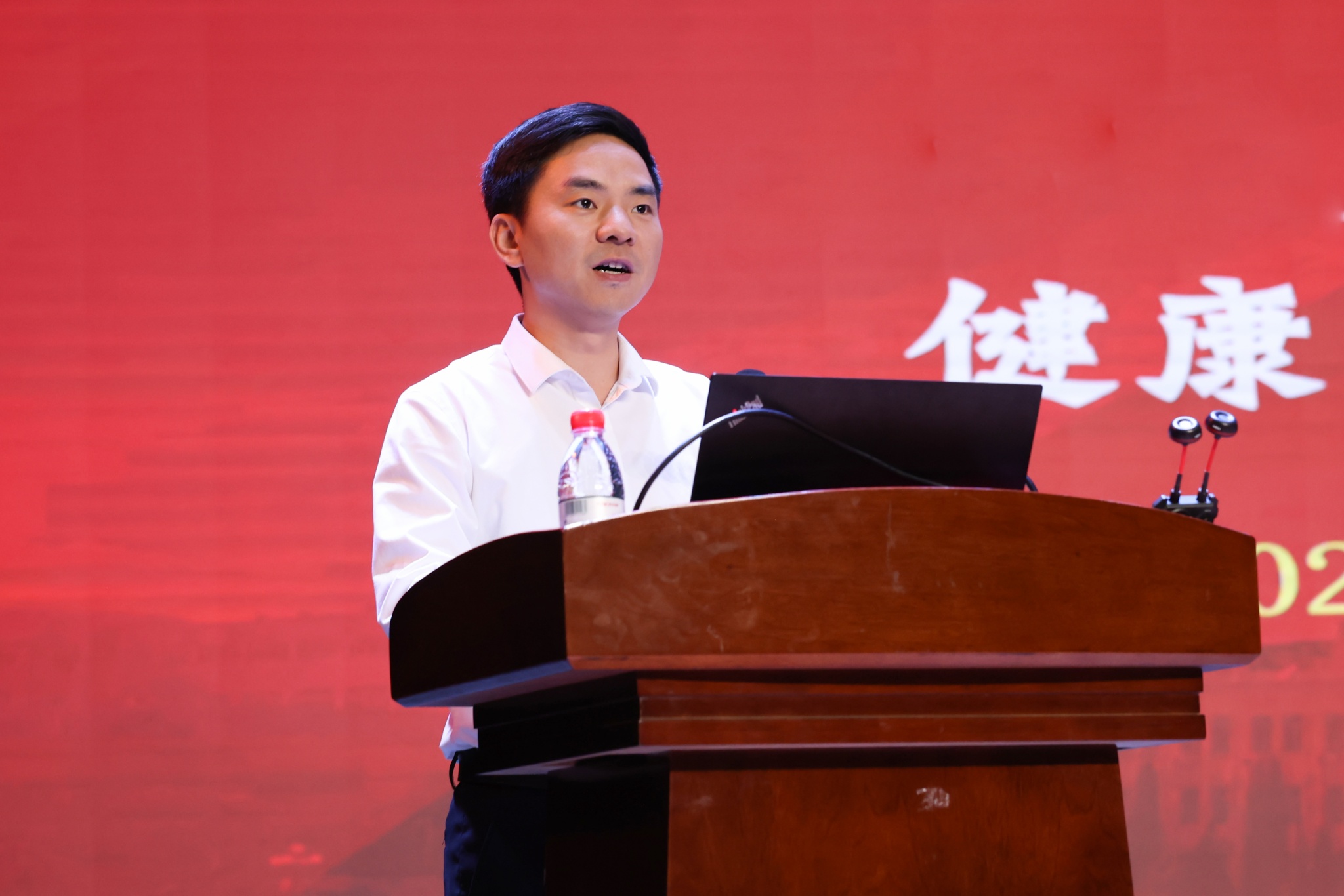 校长罗文波为全校新生上“第一堂”体育课