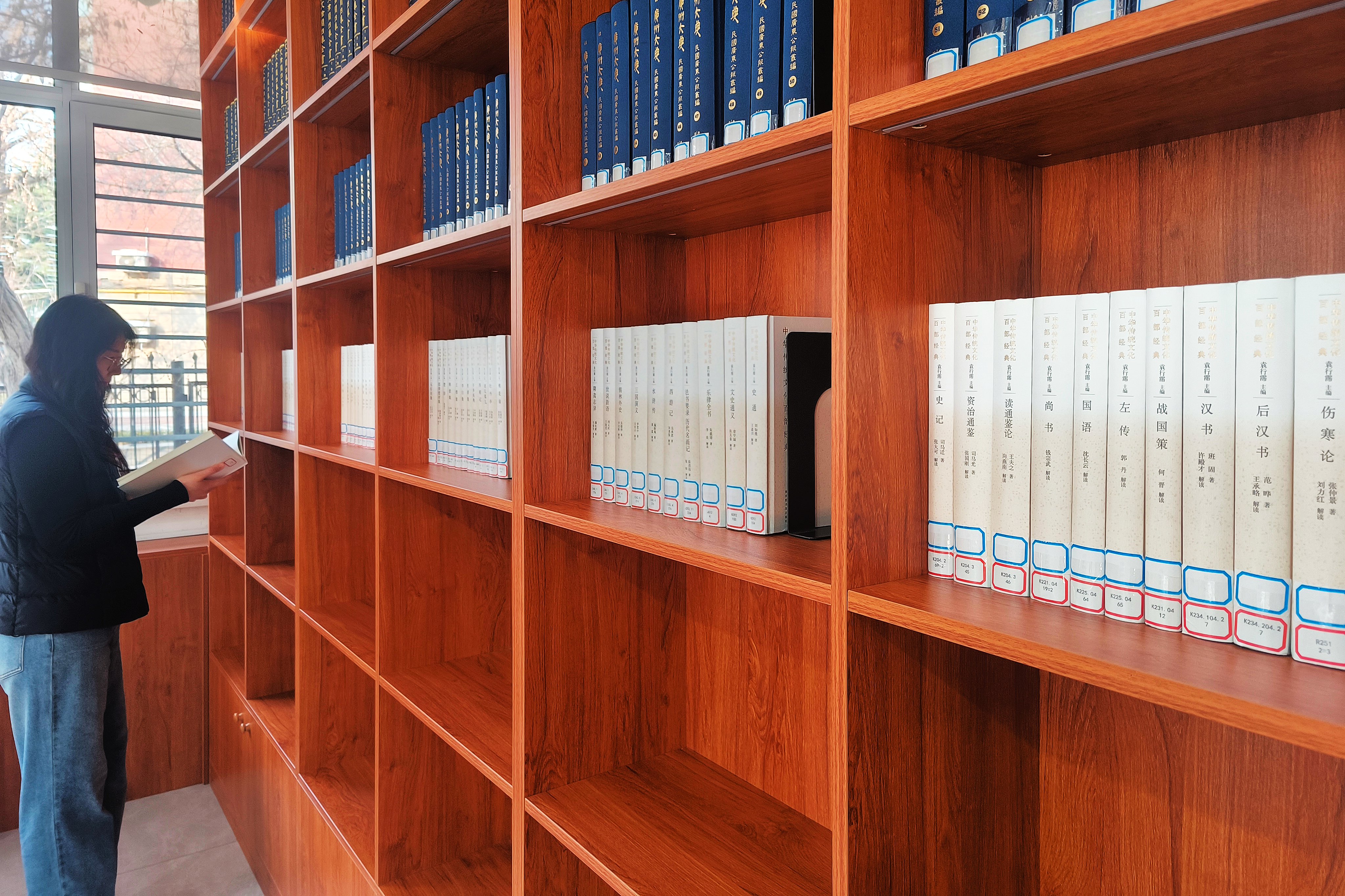 我校图书馆获赠中华优秀传统文化传承发展工程重点项目《中华传统文化百部经典》