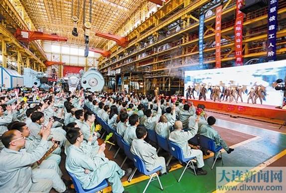 音乐学院教师代表我校参加大连市总工会举办的“五月歌会”演出