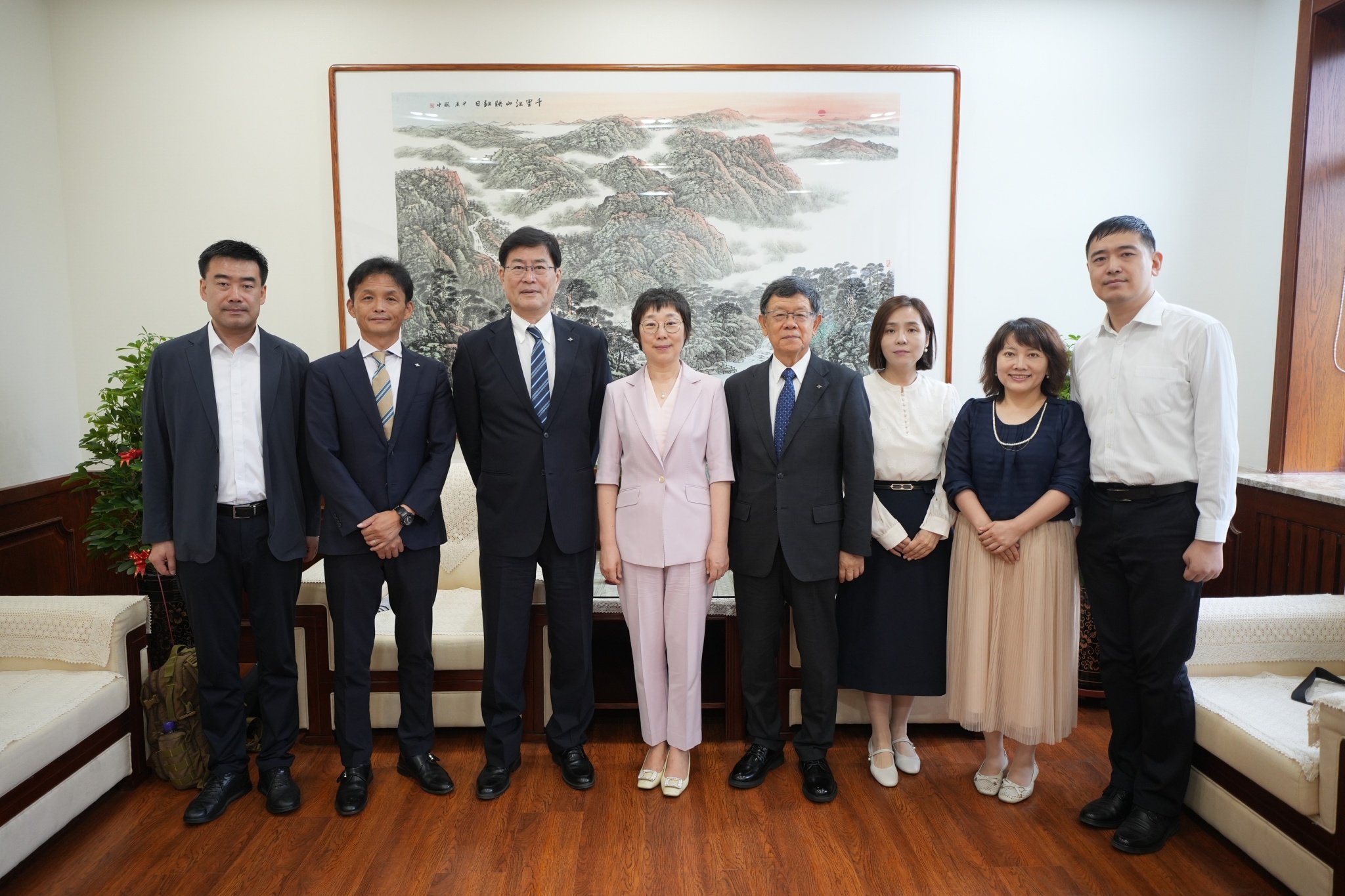日本北陆大学代表团一行访问我校