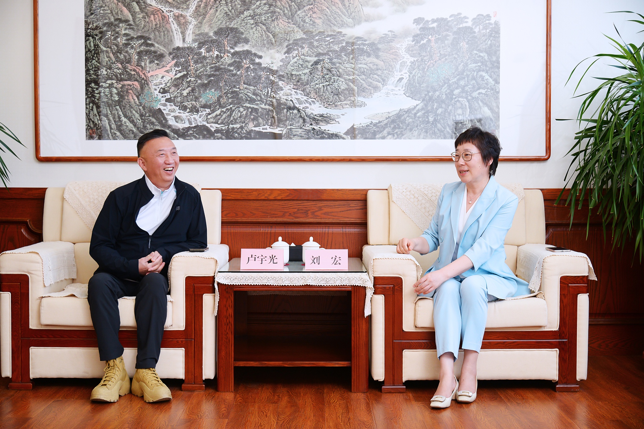 校党委书记刘宏会见凤凰卫视驻俄首席记者卢宇光校友一行