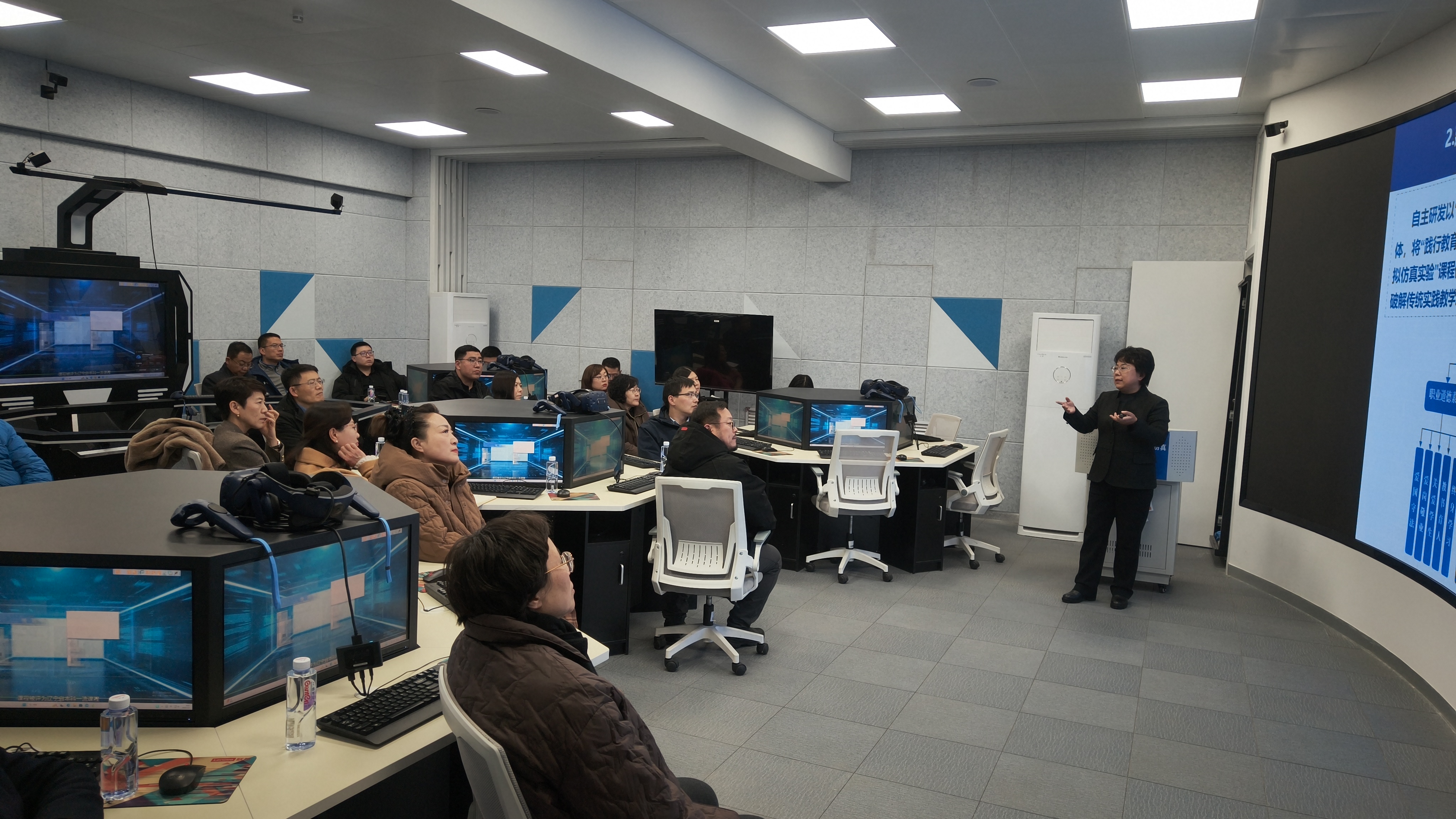 学校组织参观未来教师培育虚拟仿真实验教学中心