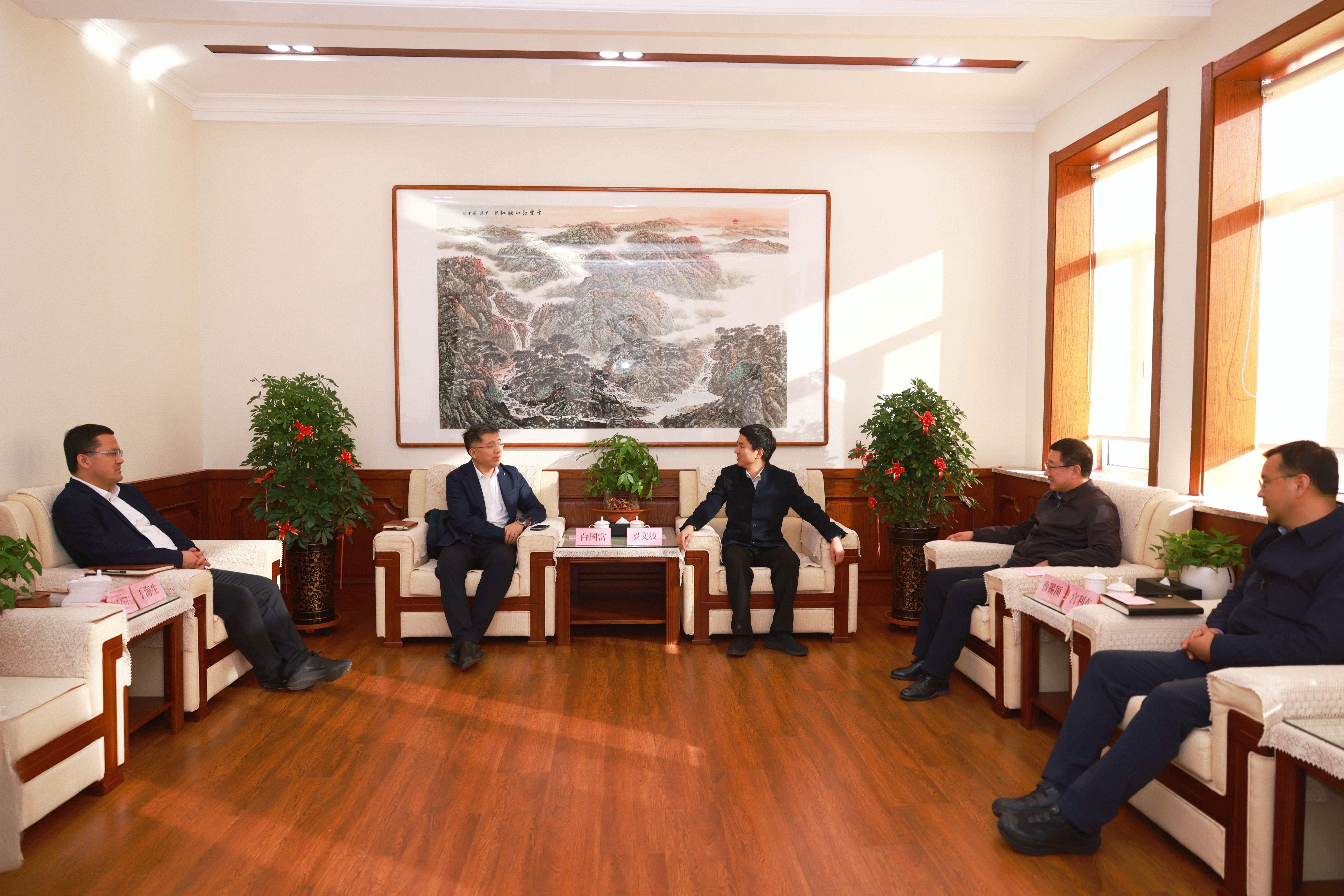 中国联通大连分公司总经理白国富一行来校调研