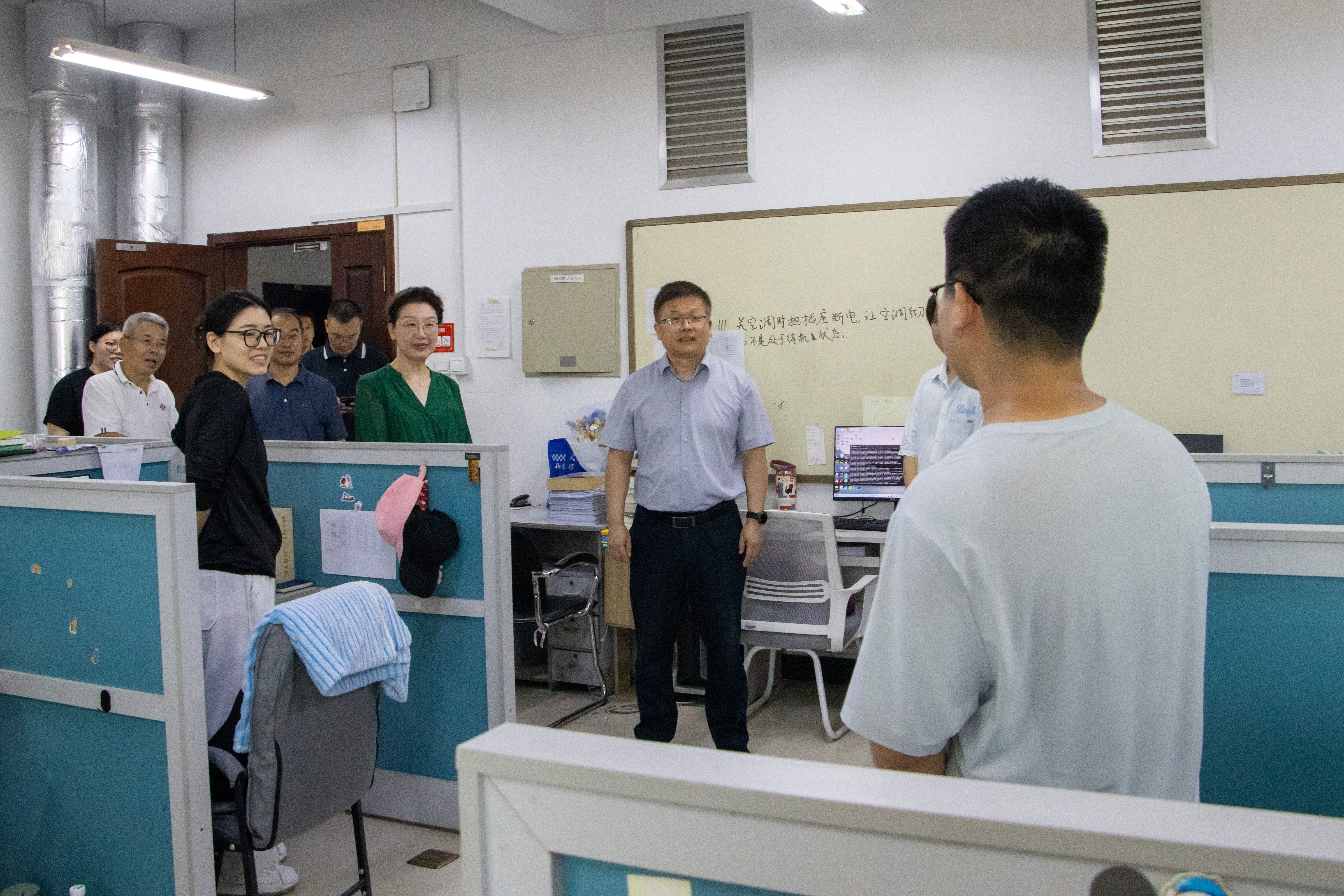 学校领导看望慰问暑假留校师生