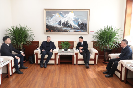 德国柏林媒体设计学院行政总长一行访问我校