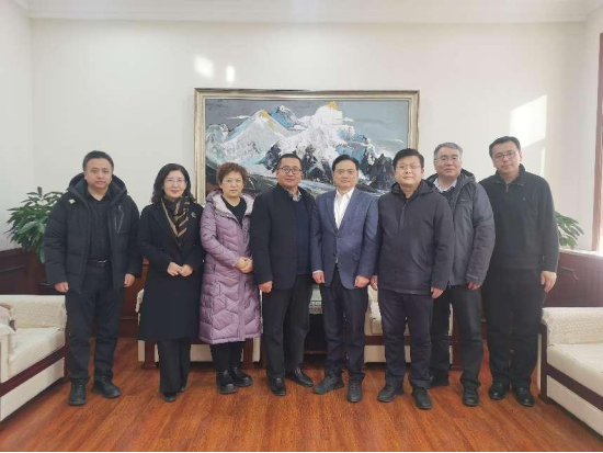新疆托里县教育和科学技术局党组书记、副局长郭卫东一行访问我校