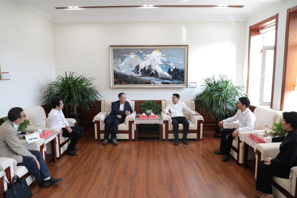 辽宁省政协文化和文史资料委员会主任张连波一行到我校调研座谈
